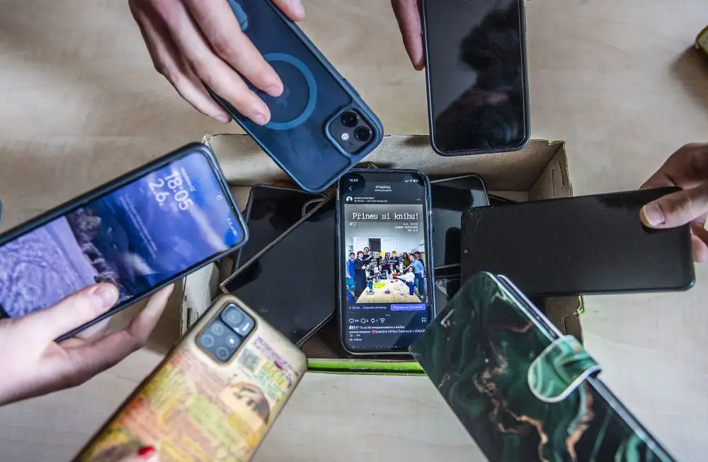 Studenti: Vypněte mobily, otevřete knihu. Začíná Offline čtení