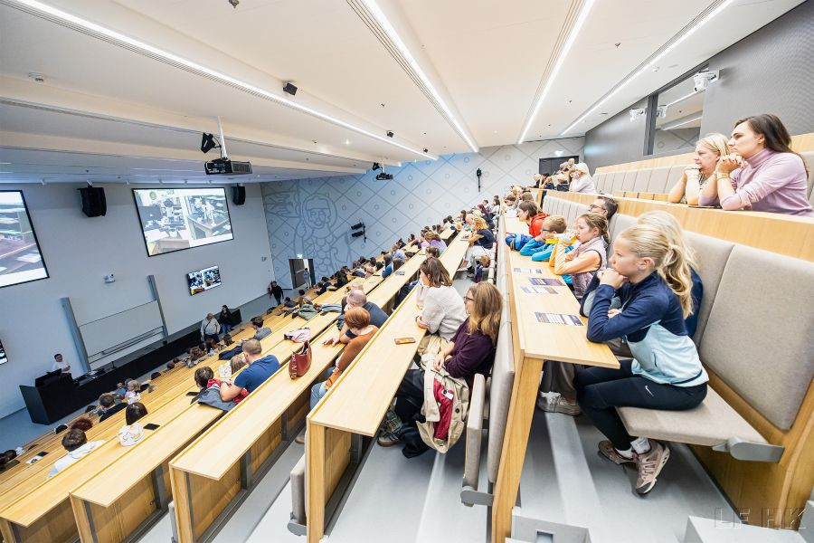 Noc vědy ukázala tradiční i nové prostory UK