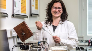 Sledovat interakci v krevním séru je jako sedět v kotli na stadionu