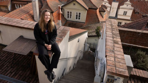 Studentka Ema a plný dům babiček a dědečků Studentka Ema a plný dům babiček a dědečků