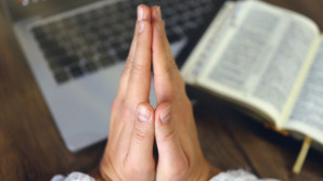 Spiritualita online. Vědkyně zkoumá nový fenomén Spiritualita online. Vědkyně zkoumá nový fenomén
