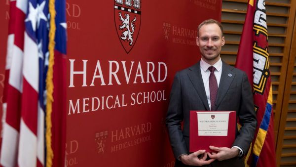 David Lauer má diplom z hybridního studia na Harvardu