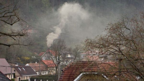 Jeden kouřící komín může zamořit ovzduší obce i jejího okolí