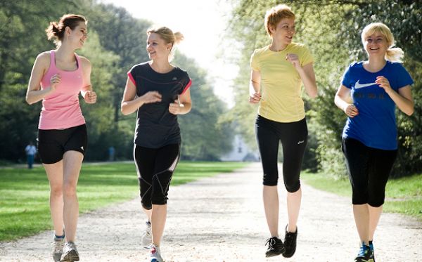 Studentky práv chodí trénovat na Univerzitní maraton do obory Hvězda