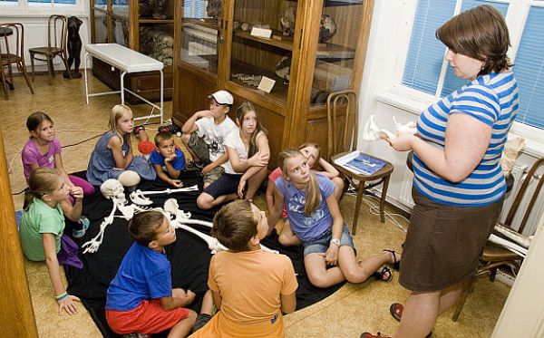 Laboratoře na Albertově zaplnili malí přírodovědci. Vědu brali opravdu vážně