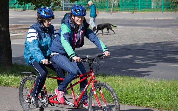 Studenti se zdravotním postižením si užili Rektorský sportovní den v loděnici