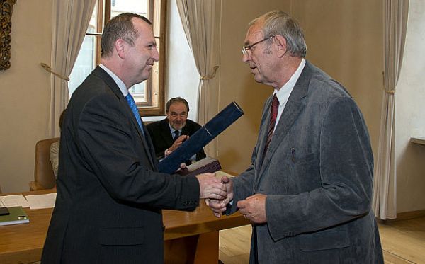 Profesor Lubomír Mlčoch převzal historickou pamětní medaili UK